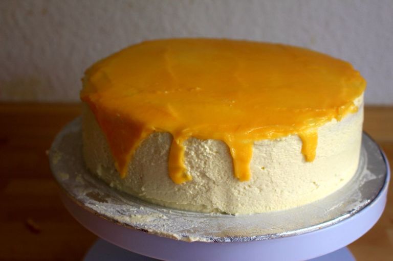 Schritt 7.) Verteilt das puddingartige Lemoncurd oben auf der Torte. Wenn es schon zu fest ist, mischt es mit 2-3 EL kochendem Wasser und rührt um. Vorsichtig am Rand herunterfließen lassen und mit Baisers garnieren.